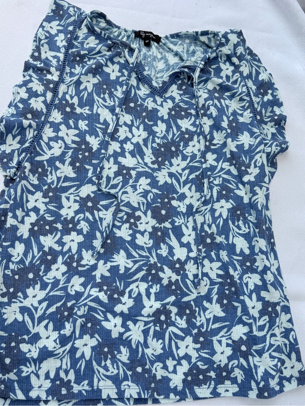 Lily Morgan Blue Floral V-Neck Tie Front Flutter Sleeve Top Size S PolyRayonSpan